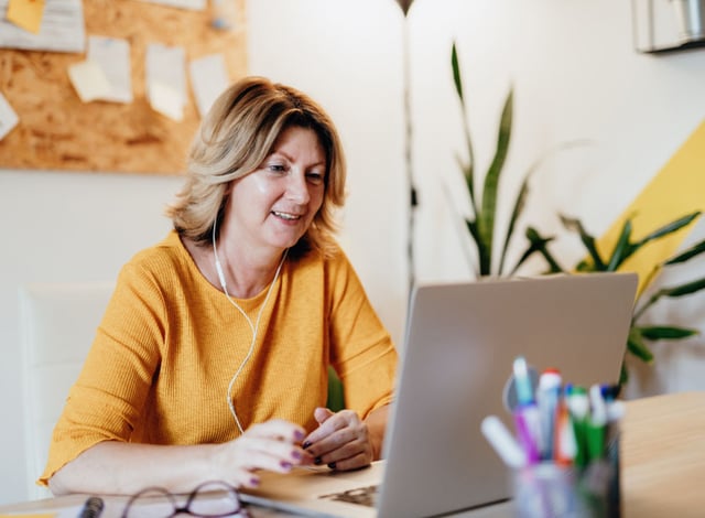 woman-online-meeting